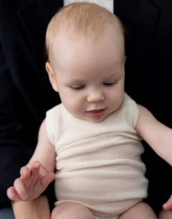 Body uden ærmer i merinould/silke til baby