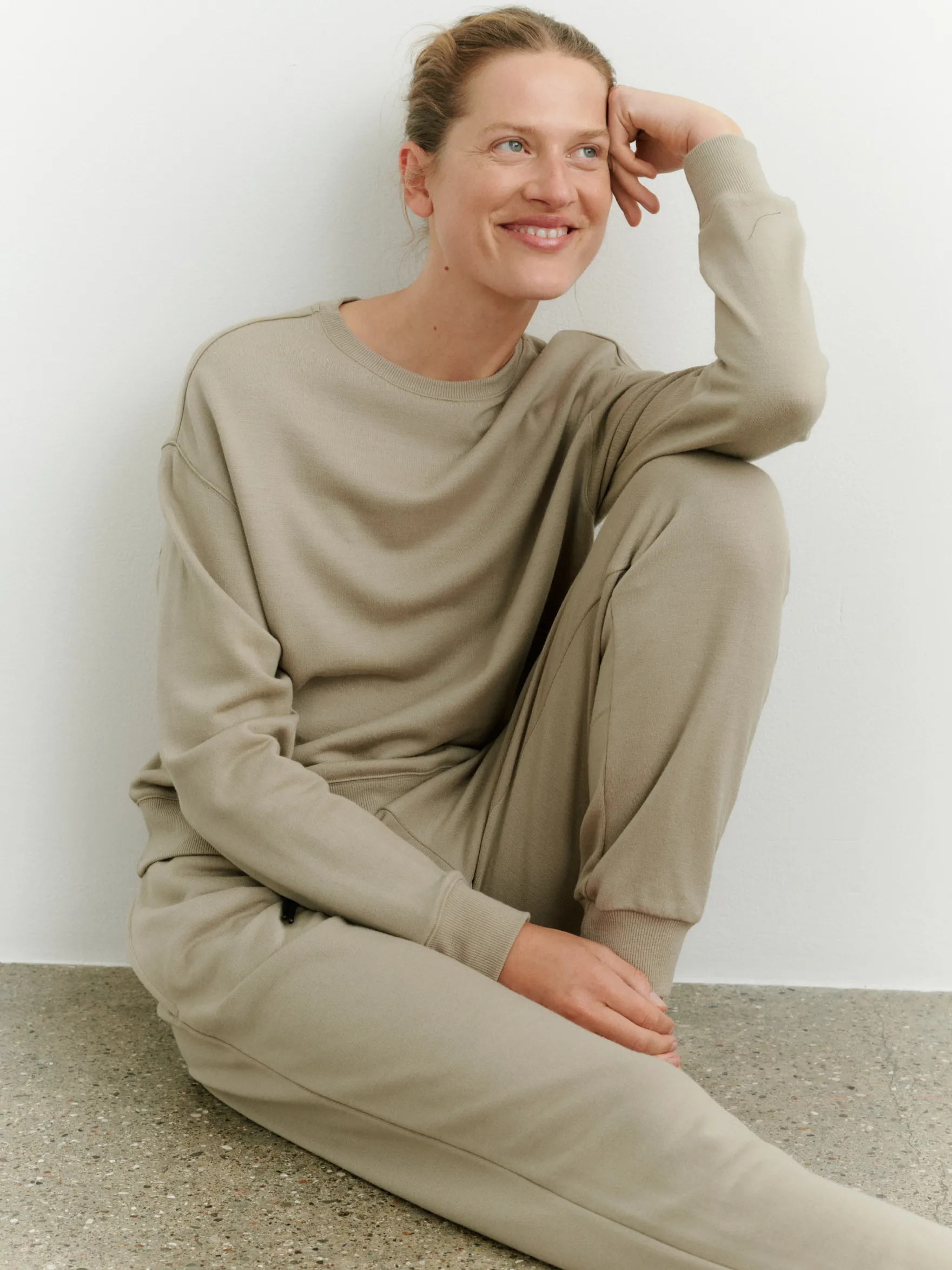 Kort sweatshirt i merinould til kvinder