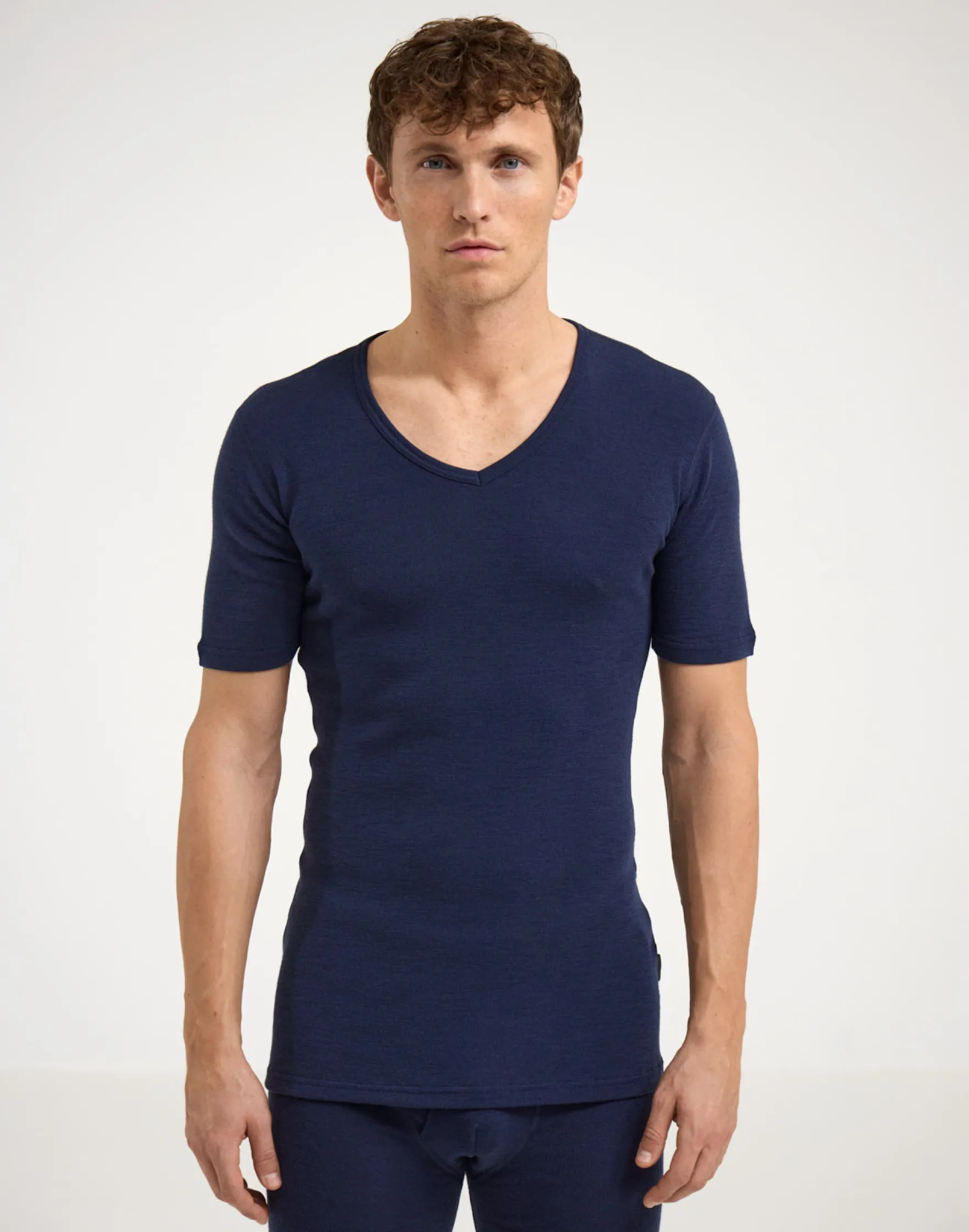 T-shirt med V-hals i merinould til mænd