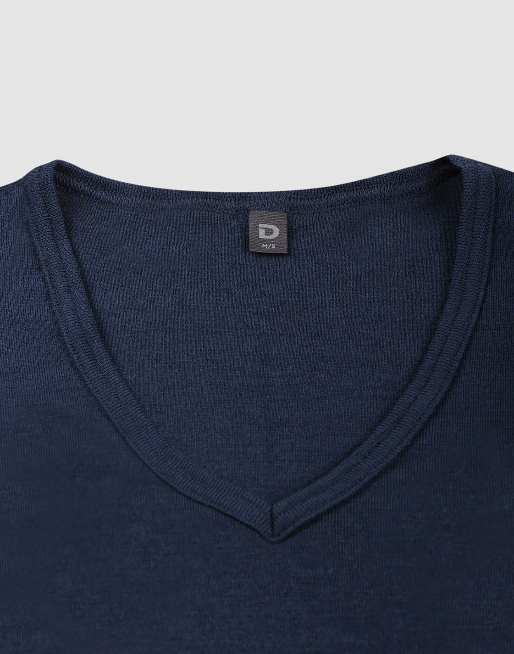 T-shirt med V-hals i merinould til mænd